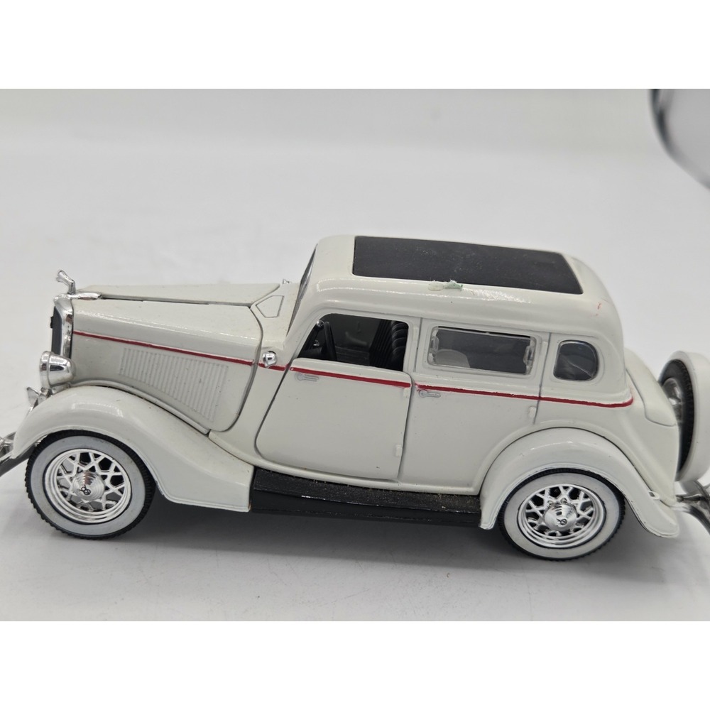 1934 Ray Ford Deluxe Fordor White 1/32 Die Cast Model #SS-T5550 -